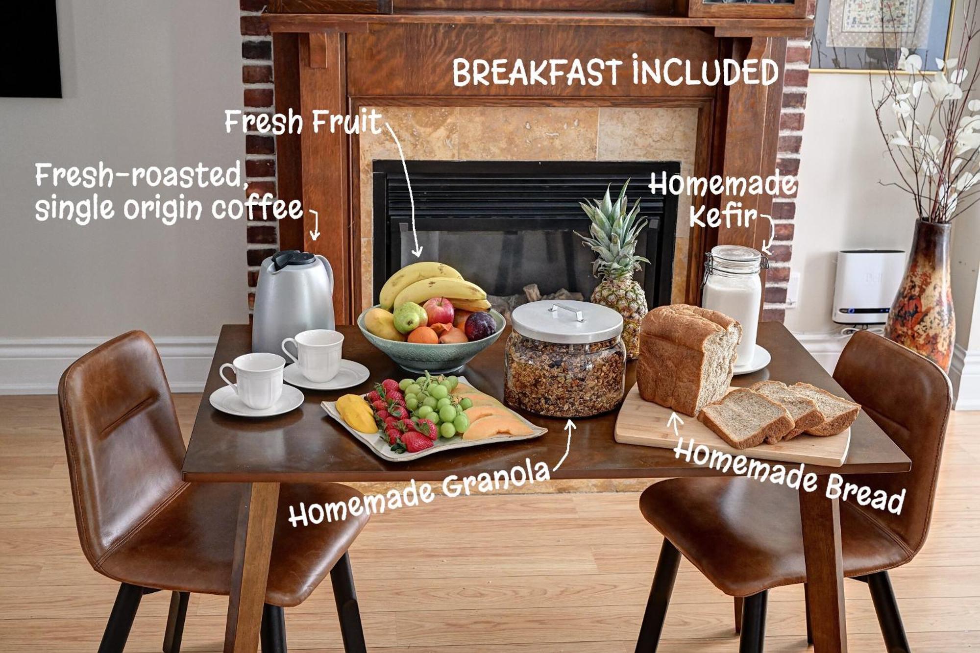Welcome Home! Acores Bed & Breakfast トロント エクステリア 写真